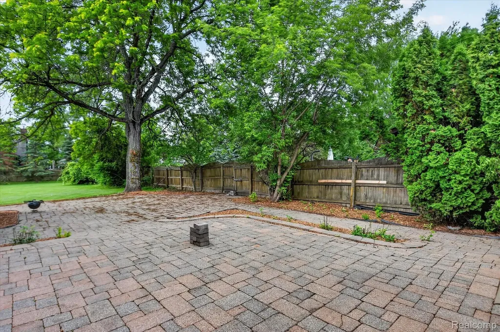 962 Sylvanwood Drive Troy City MI 48085