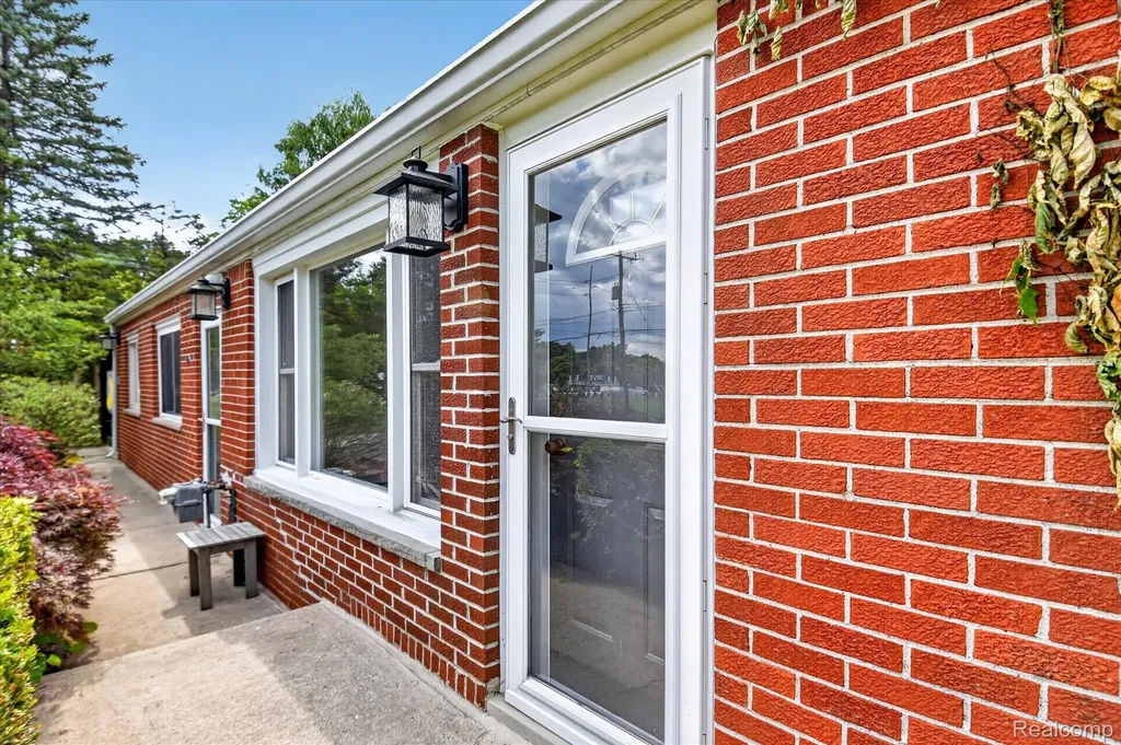 962 Sylvanwood Drive Troy City MI 48085