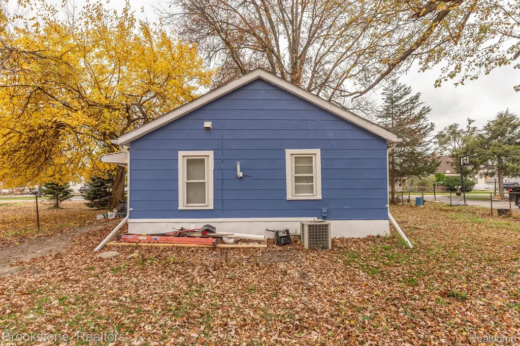 27620 Newcastle Street Romulus City MI 48174