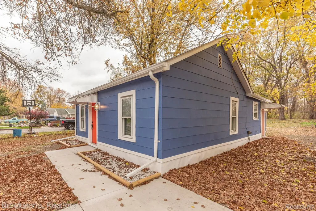 27620 Newcastle Street Romulus City MI 48174