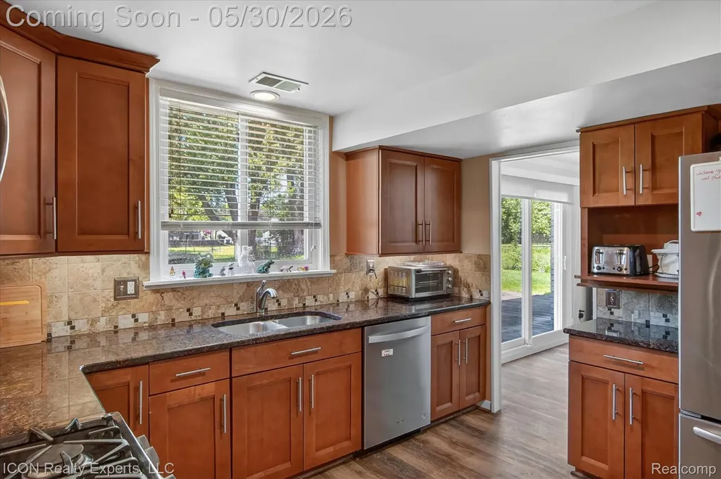 1869 Middle Trail Road Commerce Charter Township MI 48390