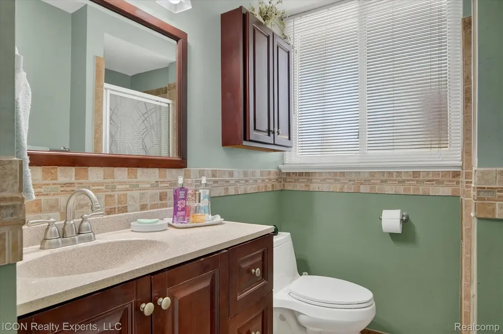 1869 Middle Trail Road Commerce Charter Township MI 48390