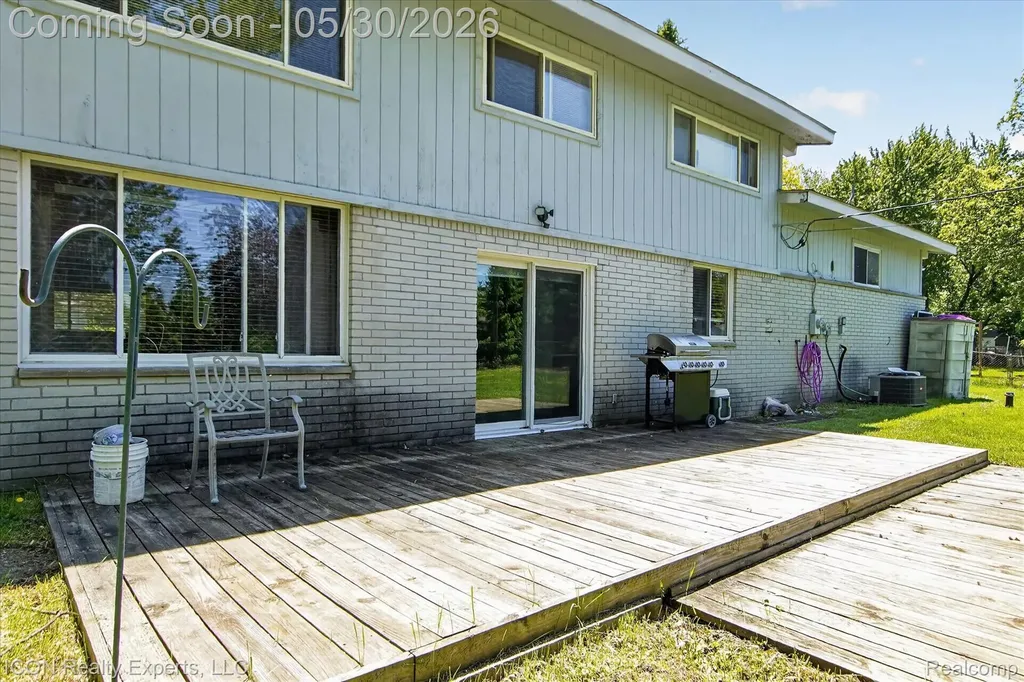 1869 Middle Trail Road Commerce Charter Township MI 48390