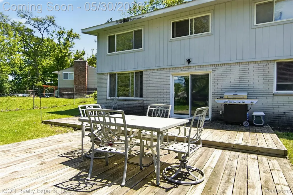 1869 Middle Trail Road Commerce Charter Township MI 48390