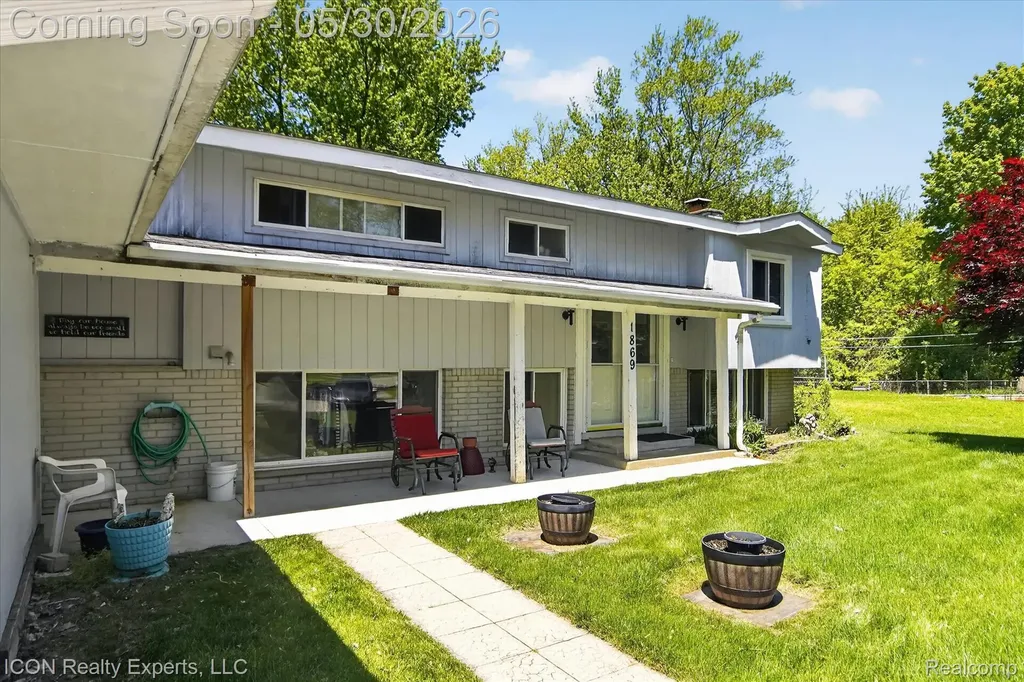 1869 Middle Trail Road Commerce Charter Township MI 48390