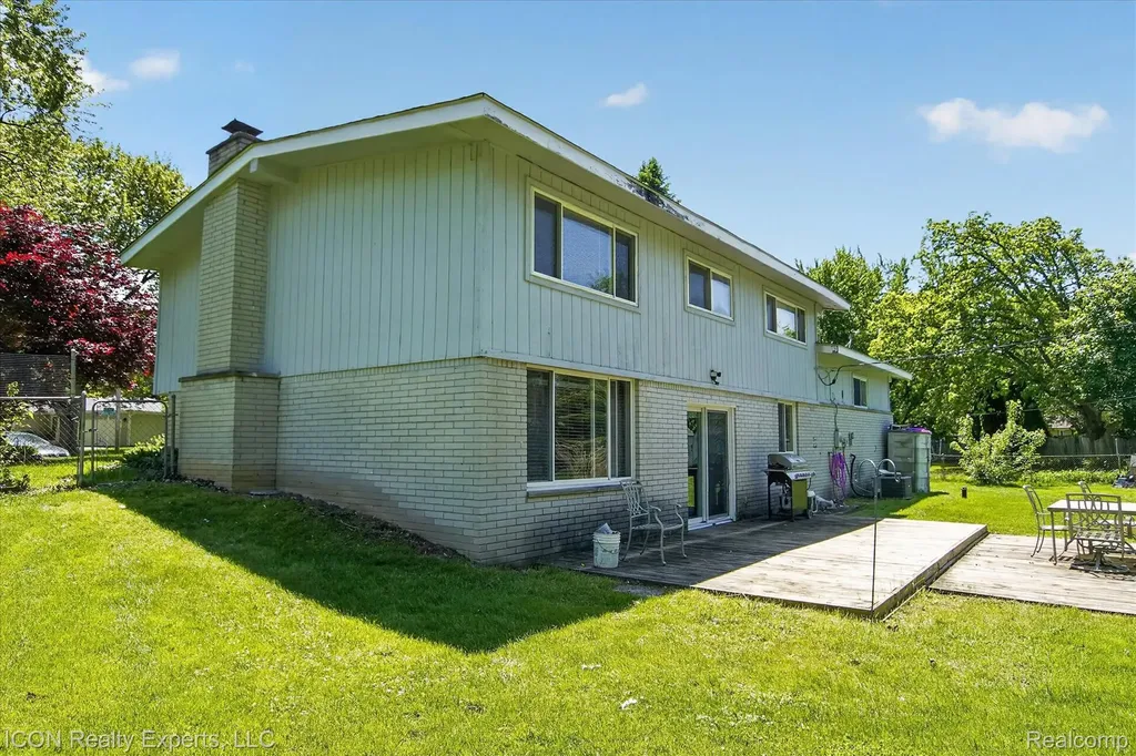 1869 Middle Trail Road Commerce Charter Township MI 48390