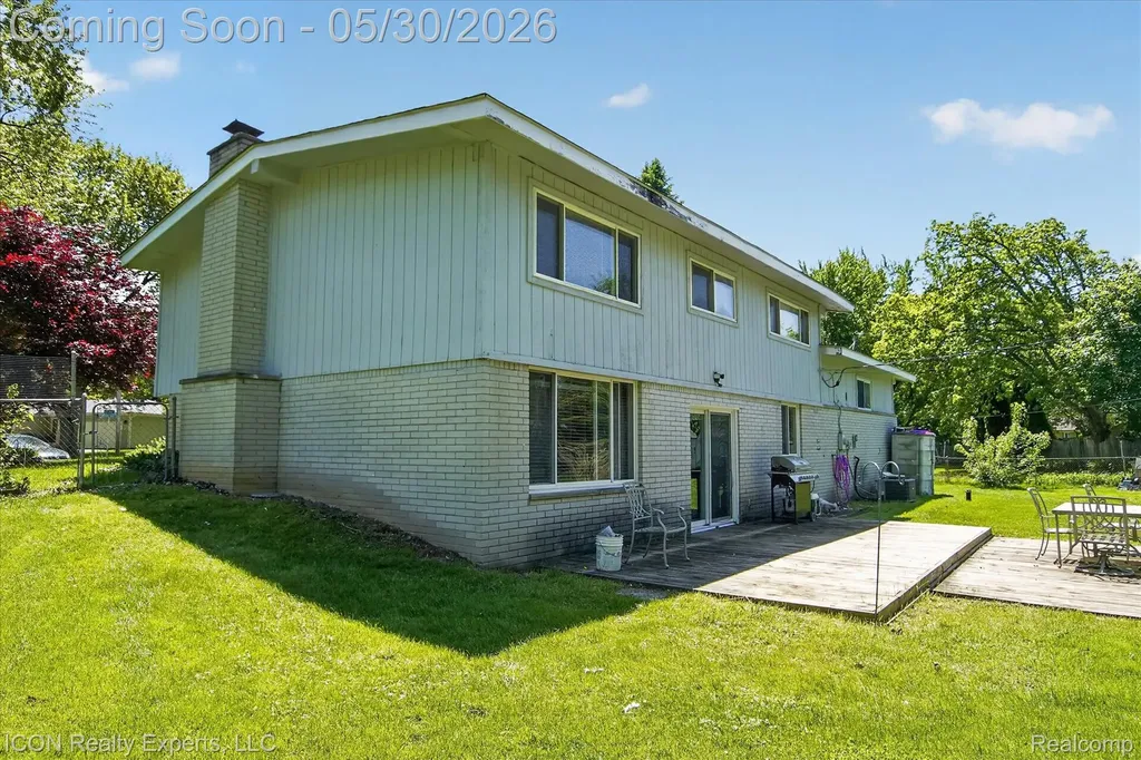 1869 Middle Trail Road Commerce Charter Township MI 48390