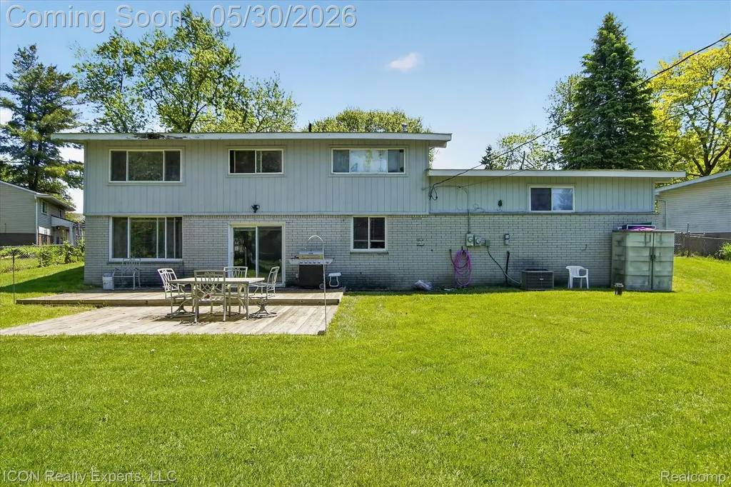 1869 Middle Trail Road Commerce Charter Township MI 48390