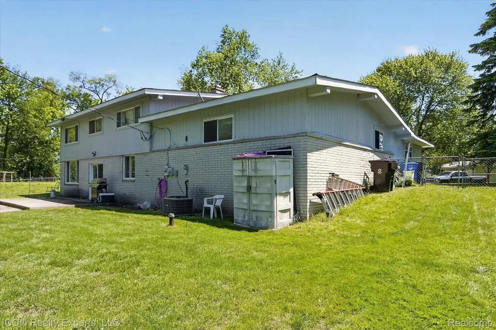 1869 Middle Trail Road Commerce Charter Township MI 48390