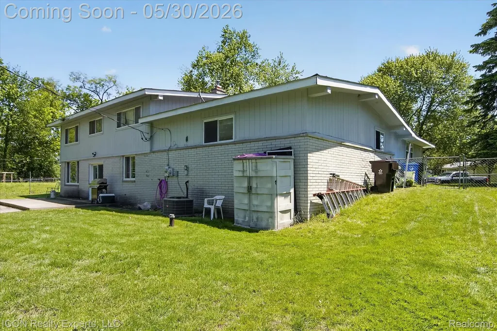 1869 Middle Trail Road Commerce Charter Township MI 48390