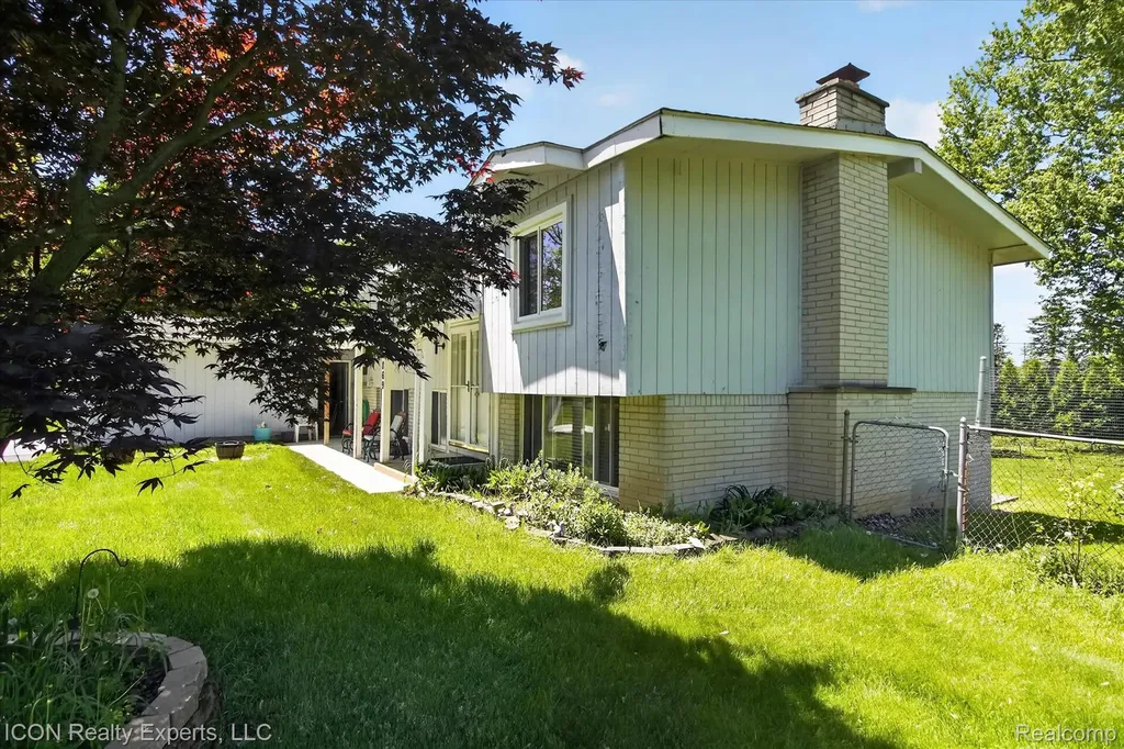 1869 Middle Trail Road Commerce Charter Township MI 48390