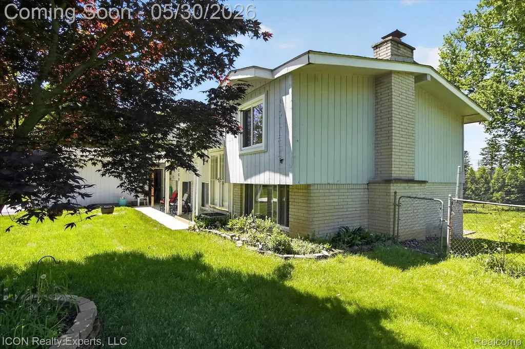 1869 Middle Trail Road Commerce Charter Township MI 48390