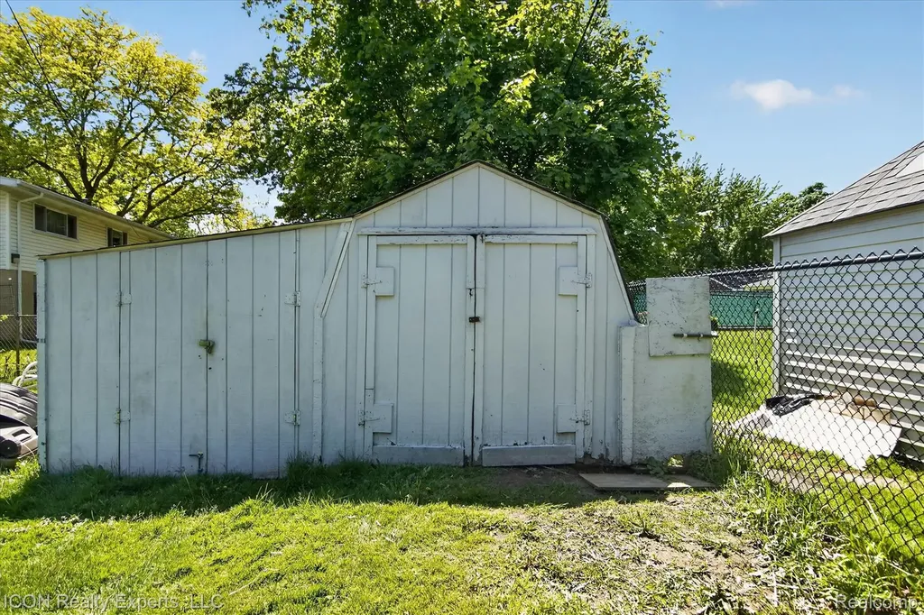 1869 Middle Trail Road Commerce Charter Township MI 48390
