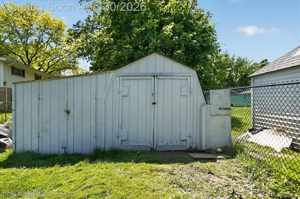 1869 Middle Trail Road Commerce Charter Township MI 48390