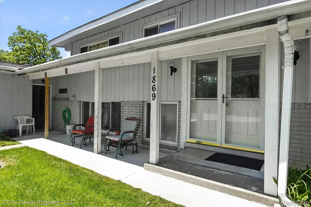1869 Middle Trail Road Commerce Charter Township MI 48390