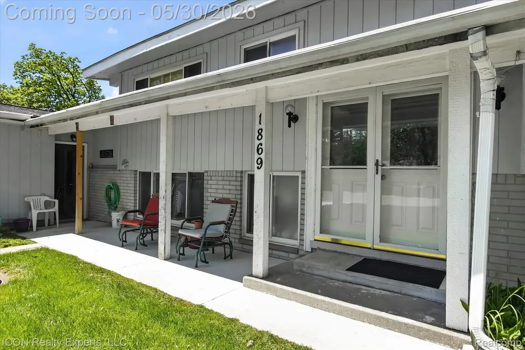 1869 Middle Trail Road Commerce Charter Township MI 48390