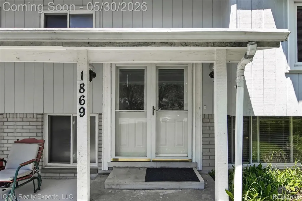 1869 Middle Trail Road Commerce Charter Township MI 48390