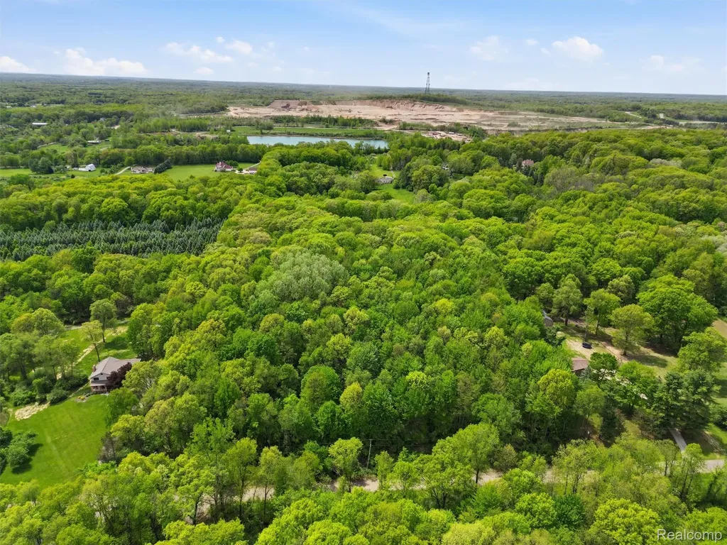 2220 Valley Gate Milford Charter Township MI 48381