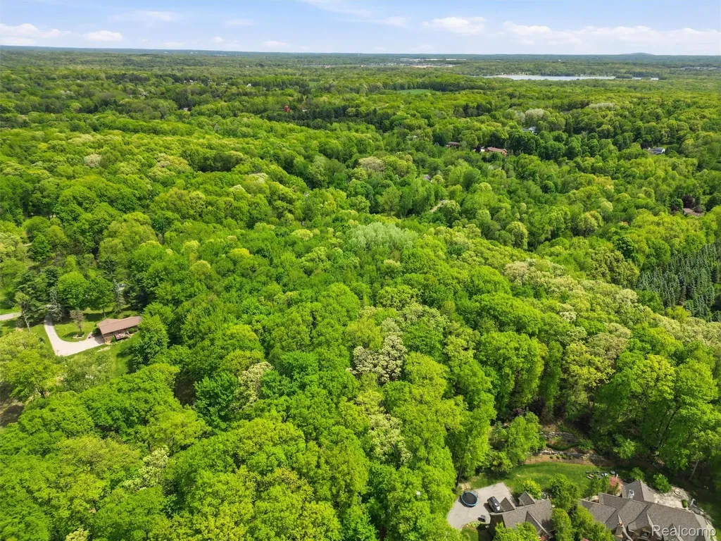 2220 Valley Gate Milford Charter Township MI 48381
