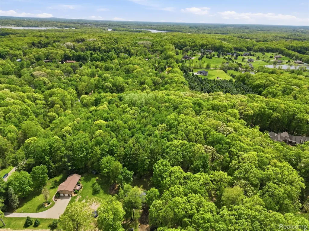 2220 Valley Gate Milford Charter Township MI 48381