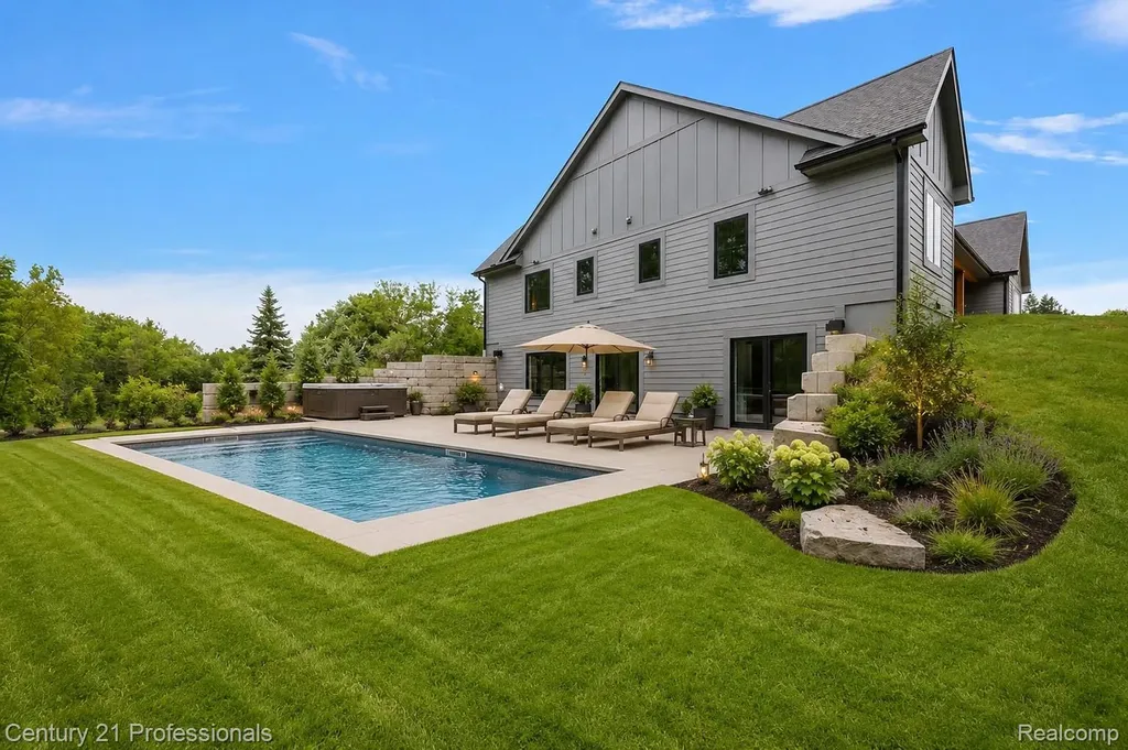 5340 Clarkston Independence Charter Township MI 48348