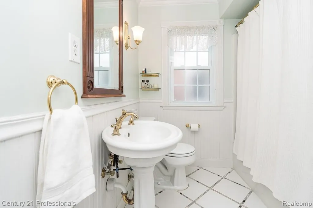 304 Highland Avenue Rochester City MI 48307