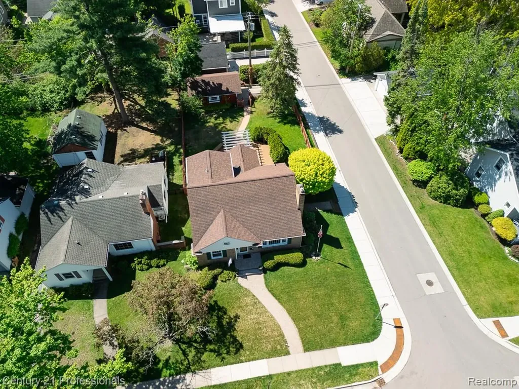304 Highland Avenue Rochester City MI 48307