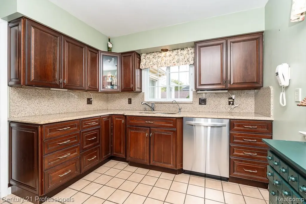 304 Highland Avenue Rochester City MI 48307