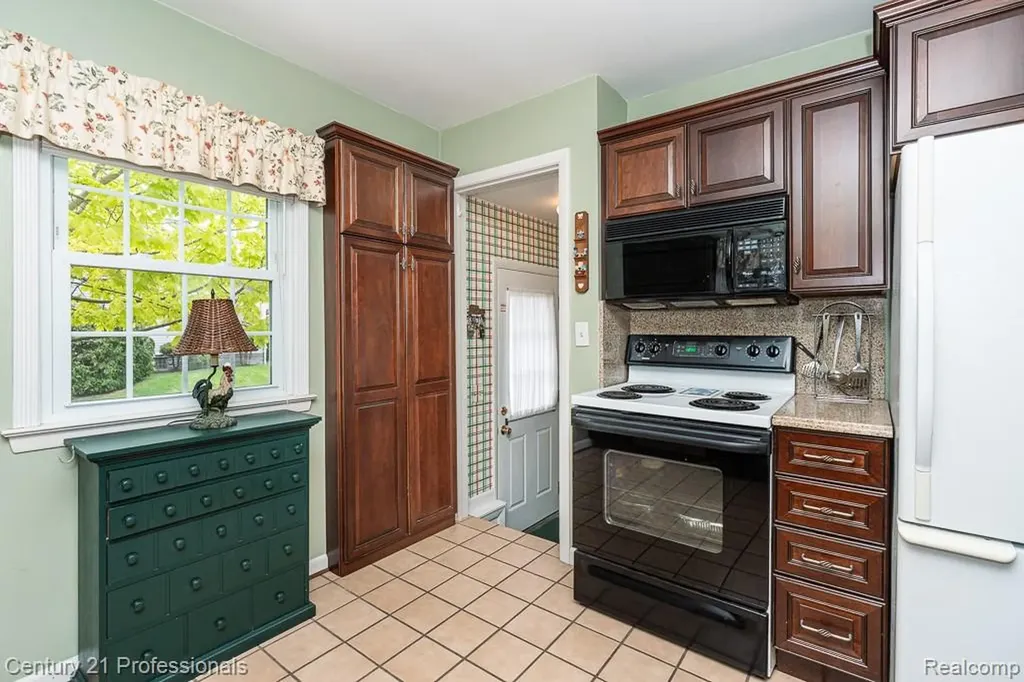 304 Highland Avenue Rochester City MI 48307