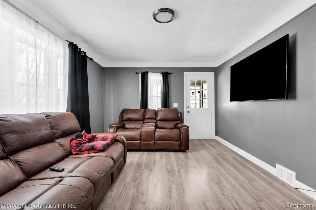 25636 New York Street Dearborn Heights City MI 48125