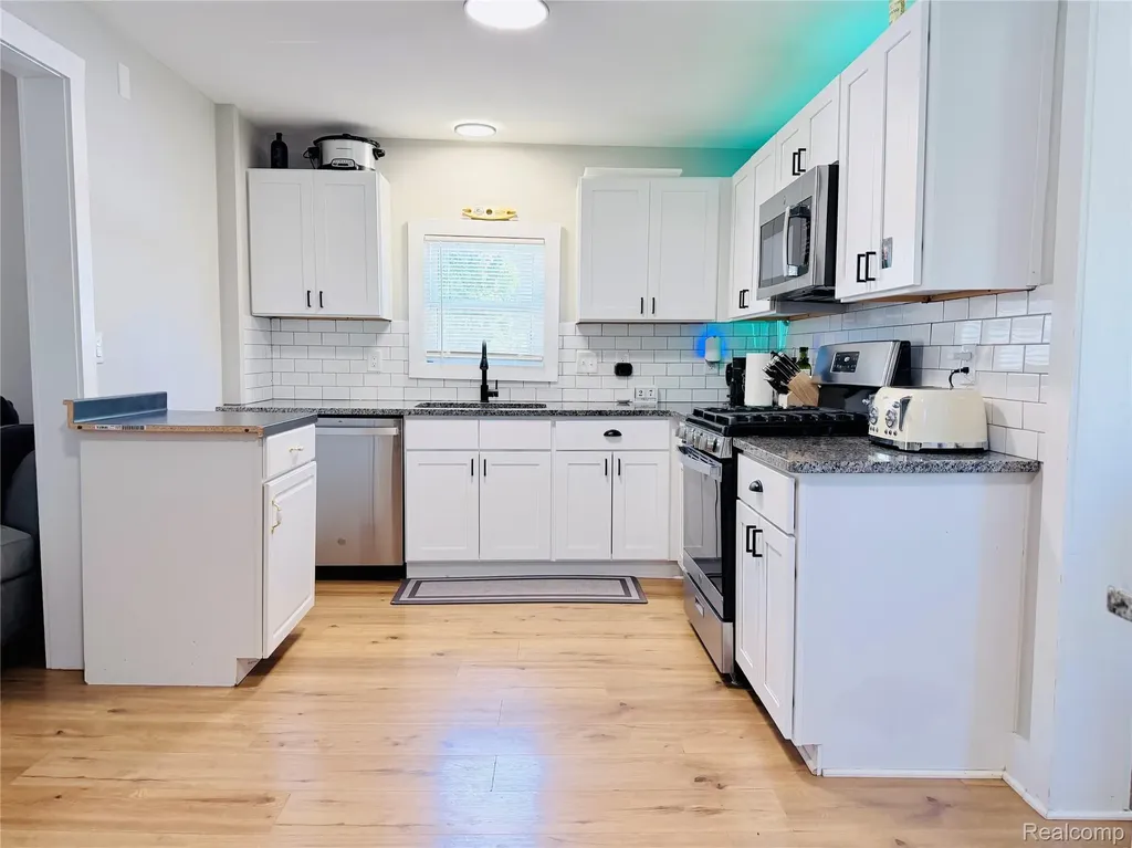 2712 Vanness Street Port Huron City MI 48060