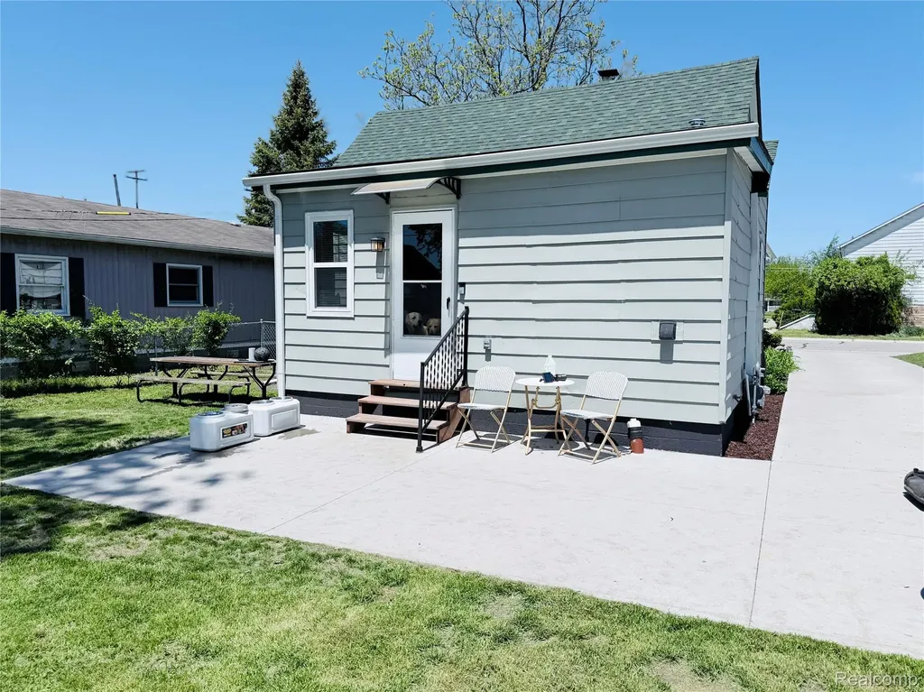2712 Vanness Street Port Huron City MI 48060