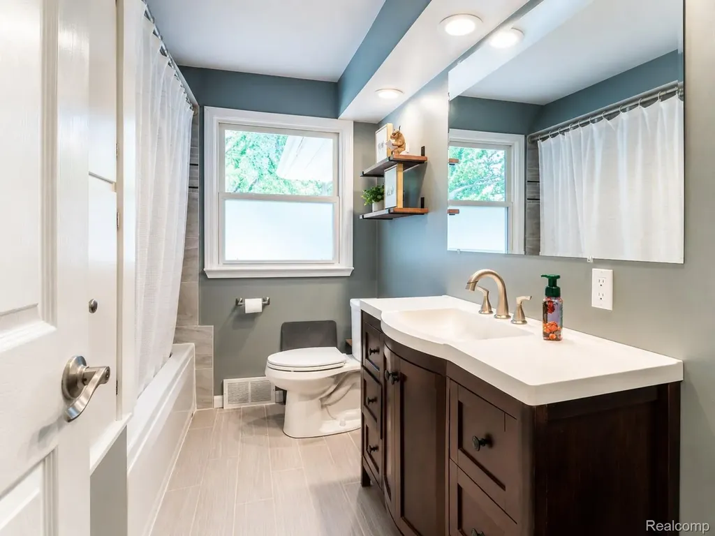 70 W Hamlin Road Rochester City MI 48307
