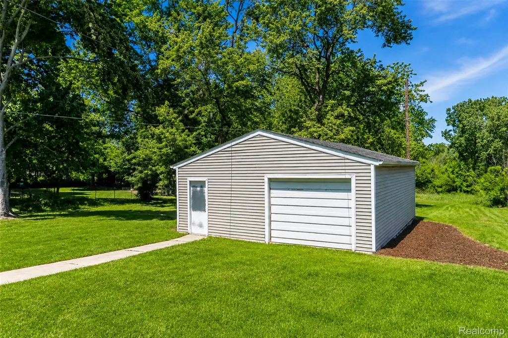 70 W Hamlin Road Rochester City MI 48307