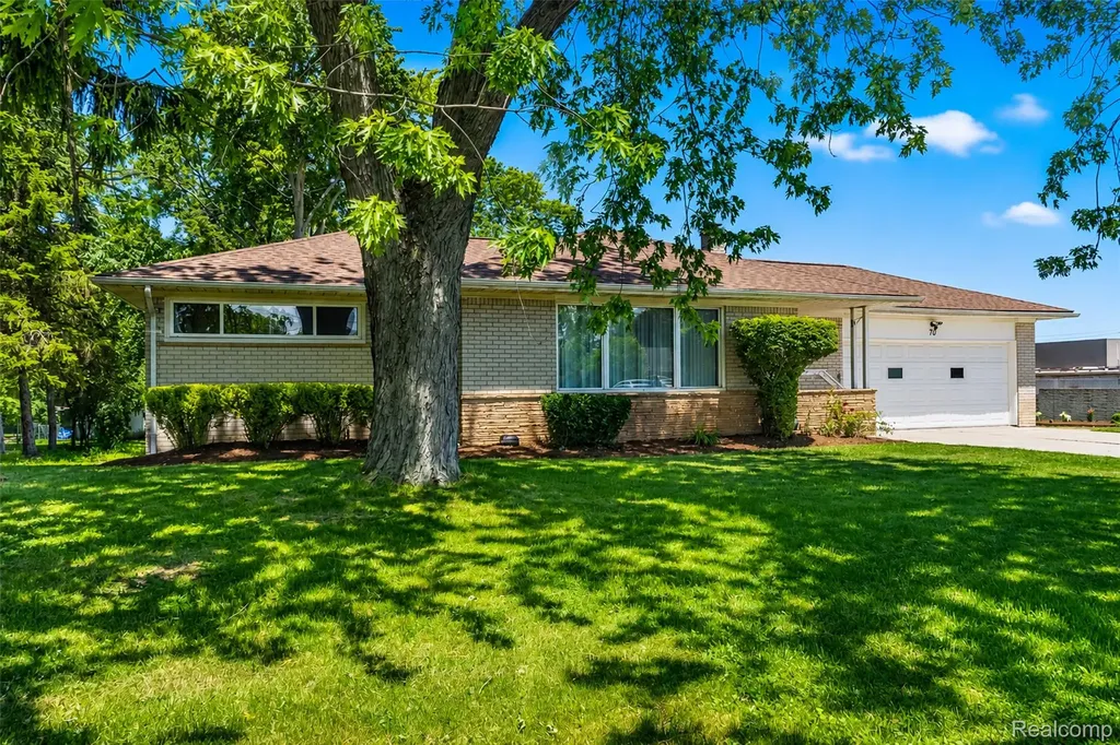 70 W Hamlin Road Rochester City MI 48307