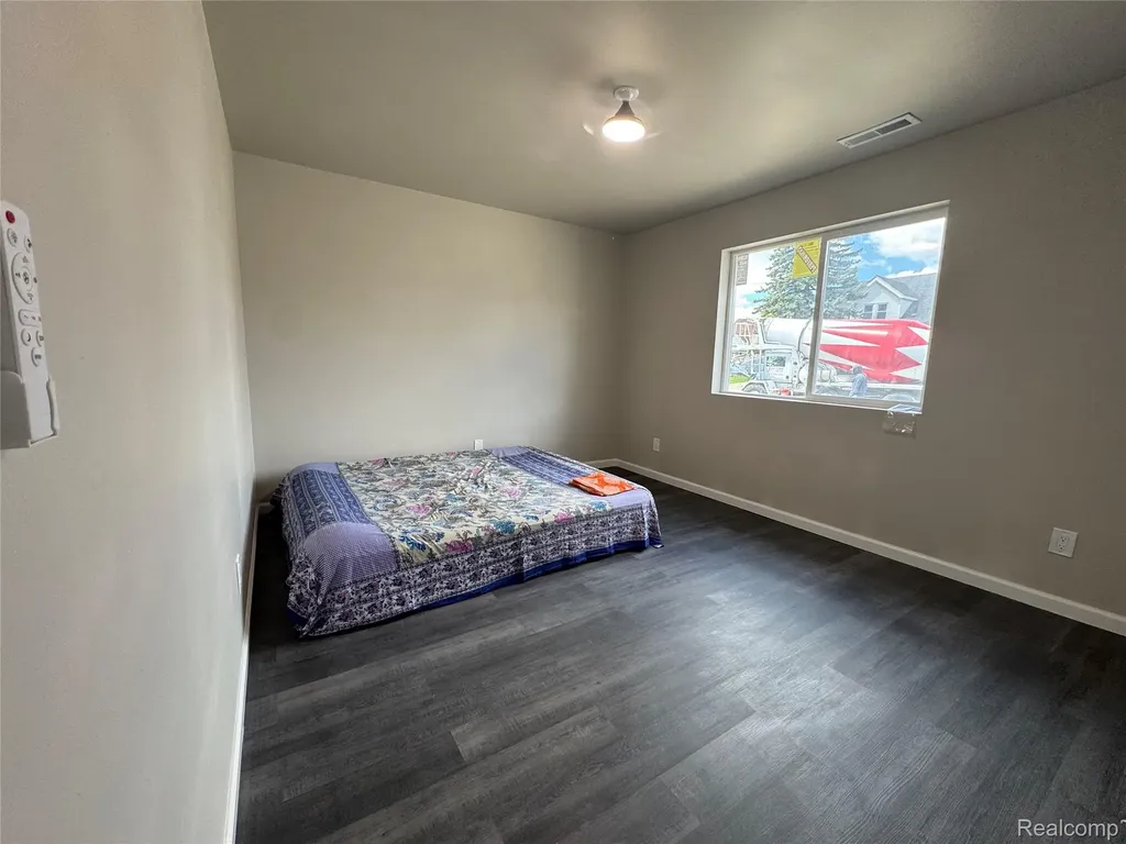23268 Wellington Avenue Warren City MI 48089