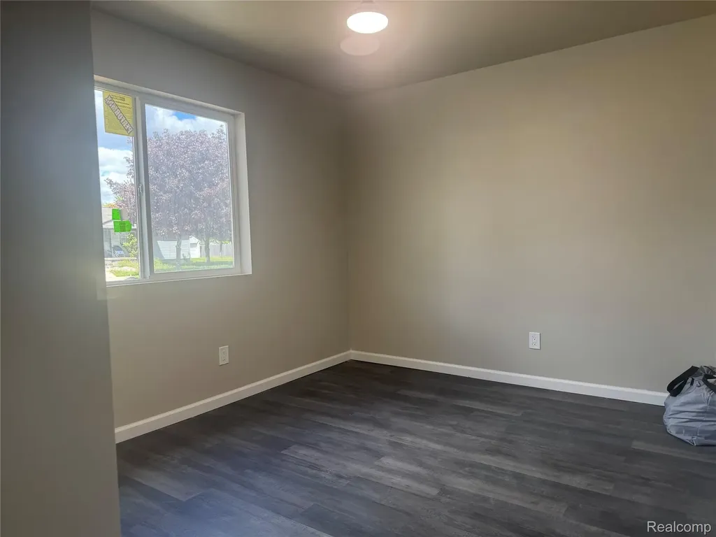 23268 Wellington Avenue Warren City MI 48089