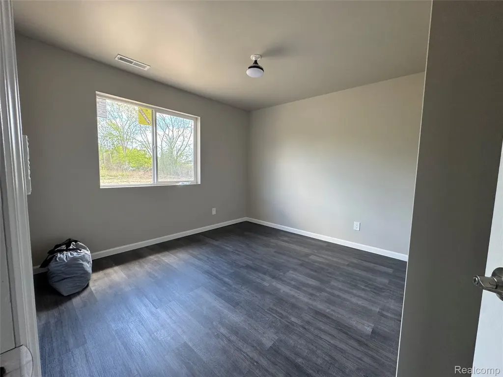 23268 Wellington Avenue Warren City MI 48089