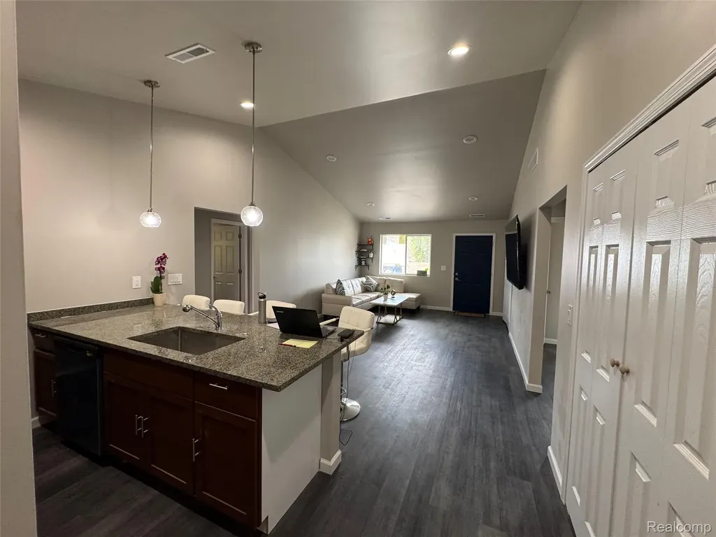 23268 Wellington Avenue Warren City MI 48089
