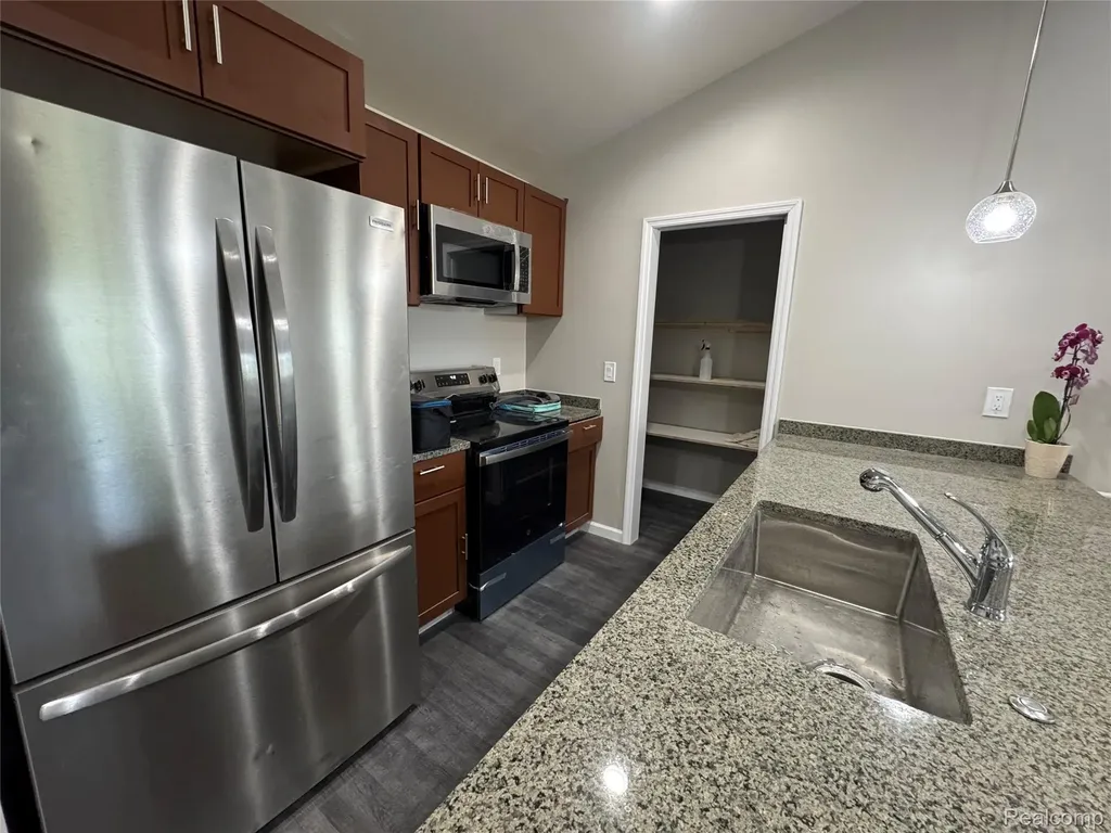 23268 Wellington Avenue Warren City MI 48089