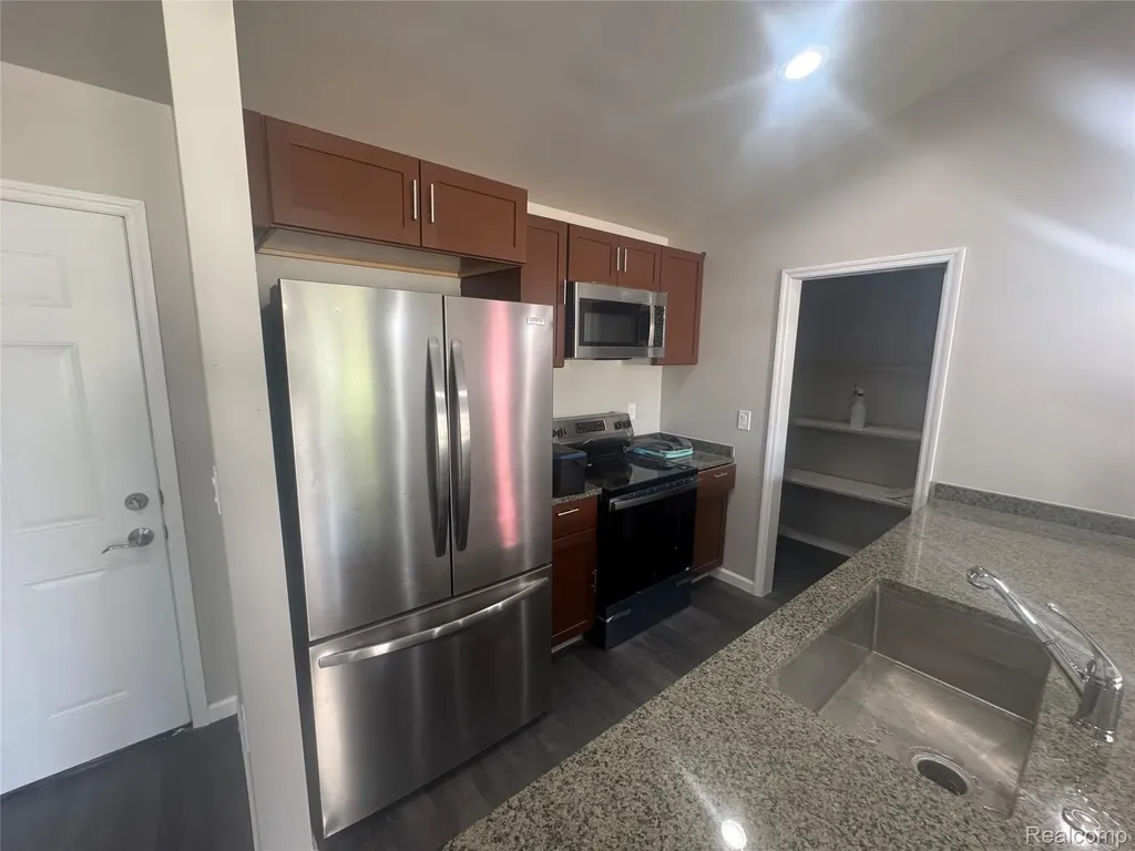 23268 Wellington Avenue Warren City MI 48089