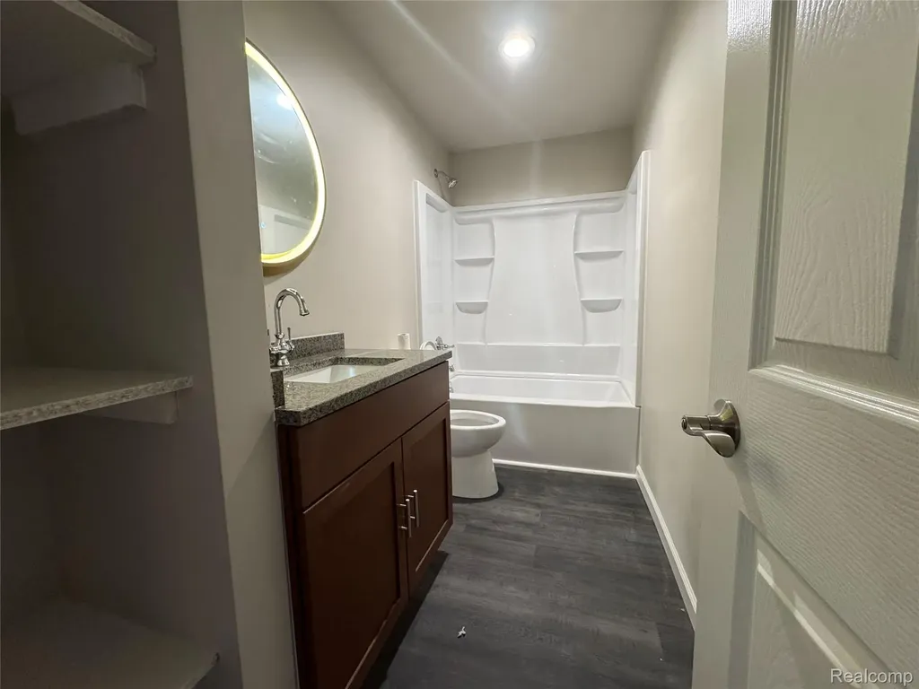 23268 Wellington Avenue Warren City MI 48089