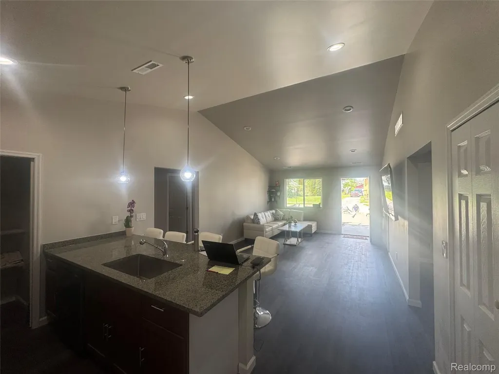 23268 Wellington Avenue Warren City MI 48089