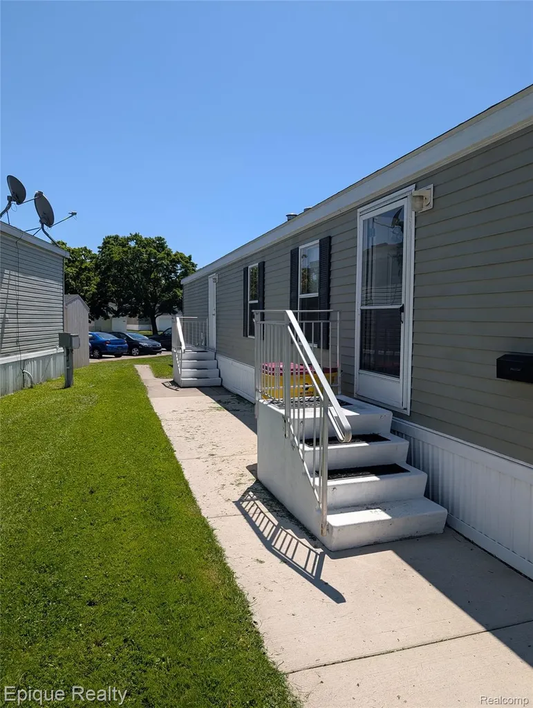 952 Cour Retta Street Warren City MI 48091