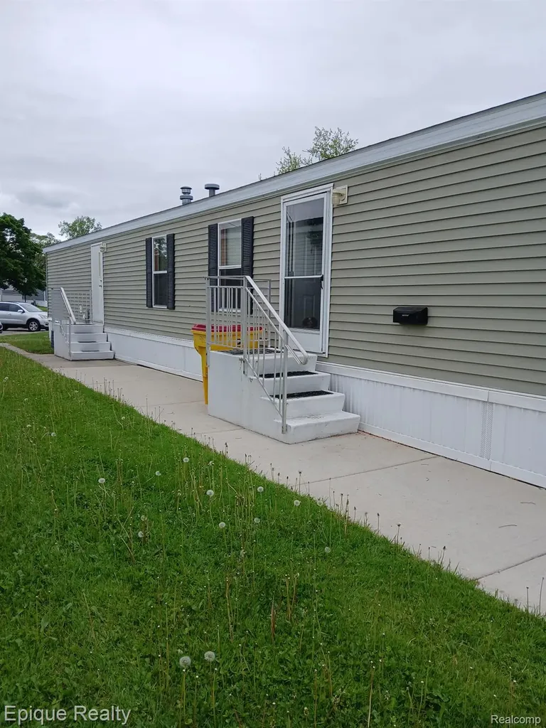 952 Cour Retta Street Warren City MI 48091