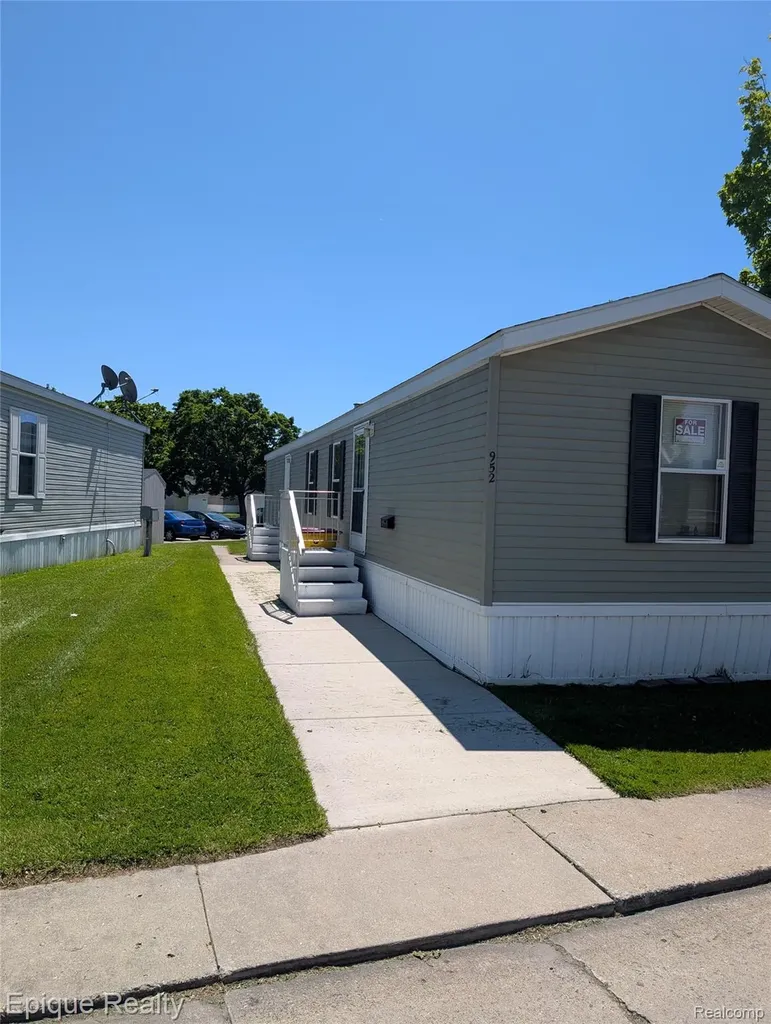 952 Cour Retta Street Warren City MI 48091