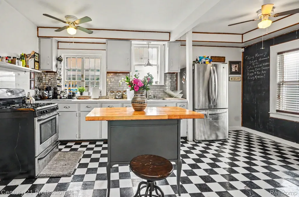 33 Moss Street Highland Park City MI 48203