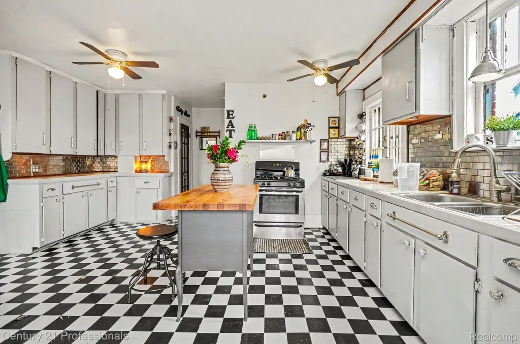 33 Moss Street Highland Park City MI 48203