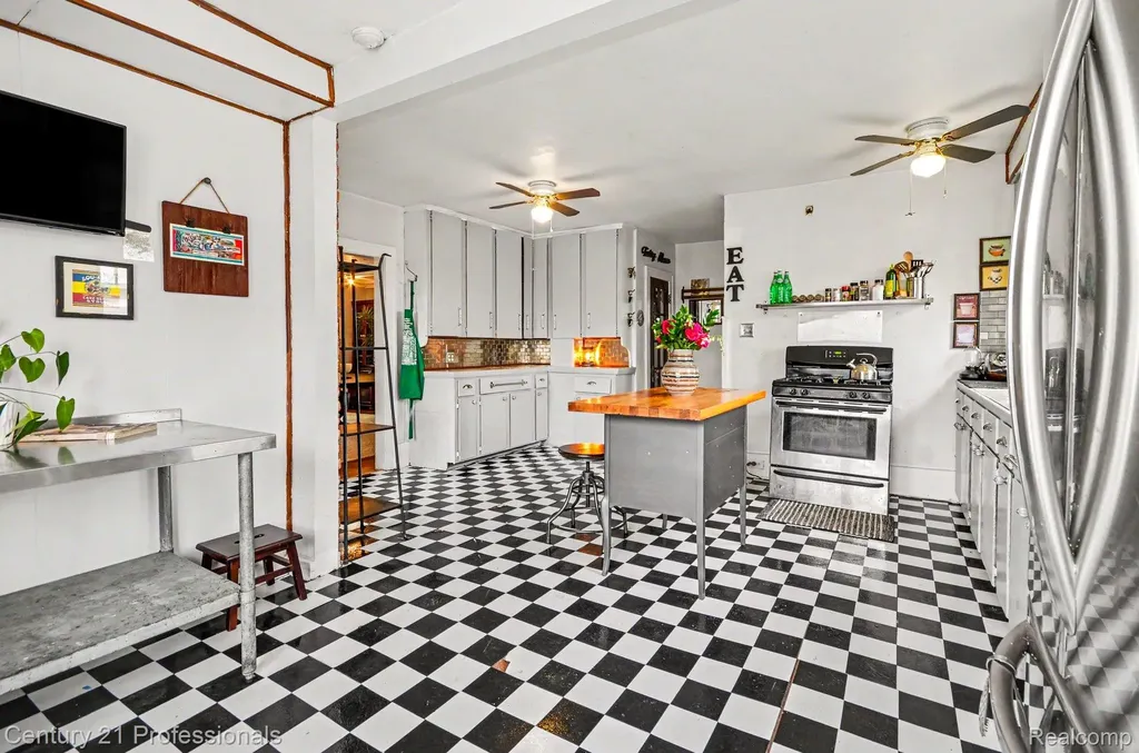33 Moss Street Highland Park City MI 48203