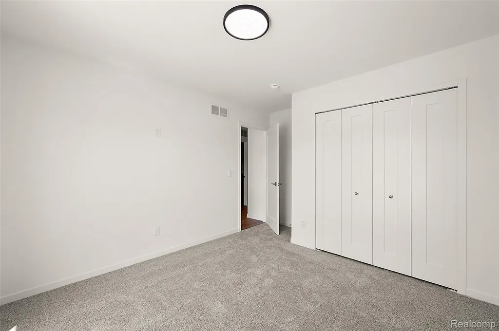 441 E Oakridge Street Ferndale City MI 48220